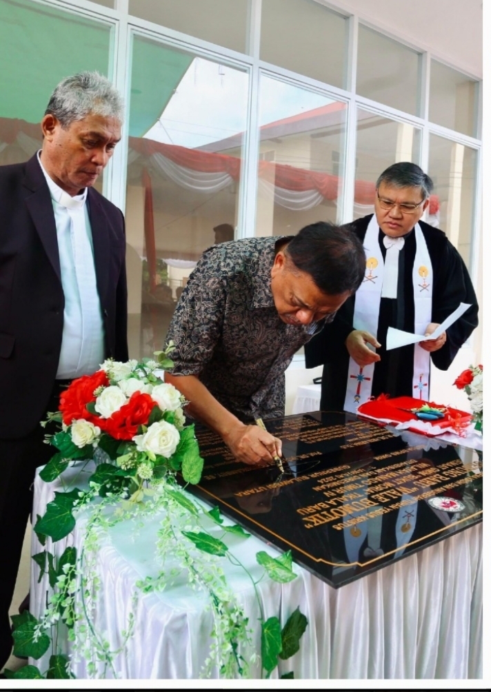 Gubernur Olly Dondokambey Resmikan Pastori Dan Kantor Jemaat Bukit