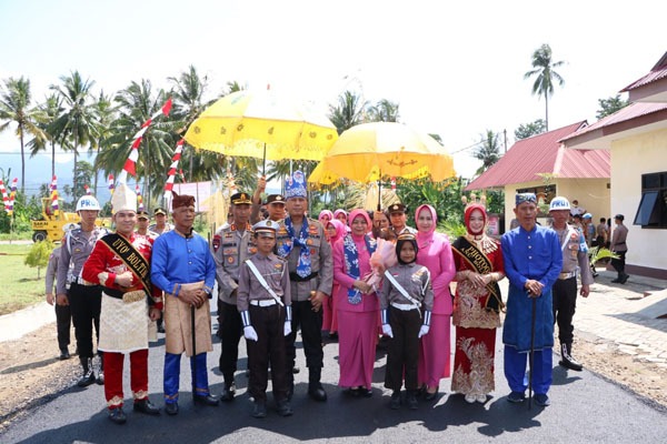 Kapolda Sulut disambut secara kedinasan dan adat setempat saat kunjungan kerja di Polres Boltim ( Foto : Ist )